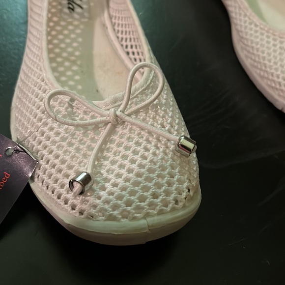 These are solid white never been worn still have tags they have memory foam 71/2 - Picture 2 of 3